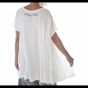 Magnolia a Pearl Jett tee.